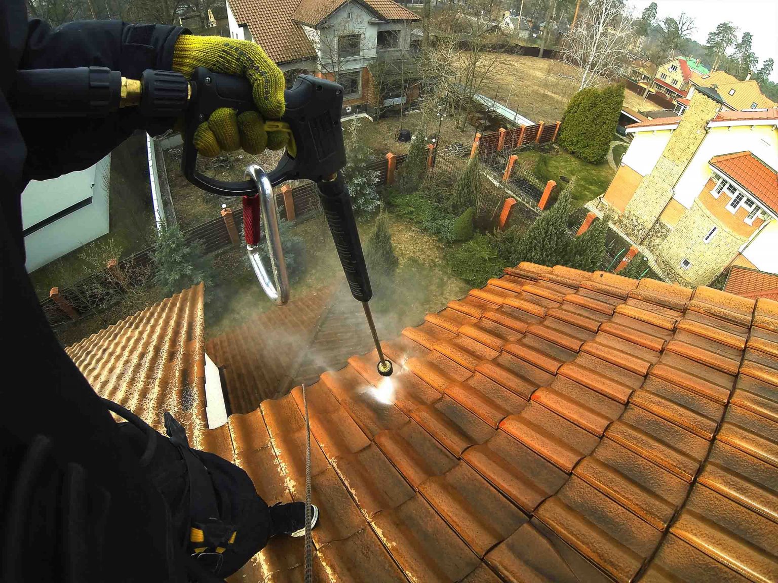 Очистка крыш от мха | Уборка и мойка кровли, шифера в Киеве