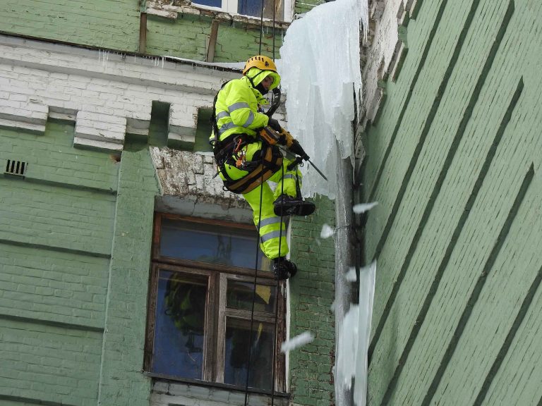 Очистка крыш от снега Киев (уборка кровли от наледи и сосулек)