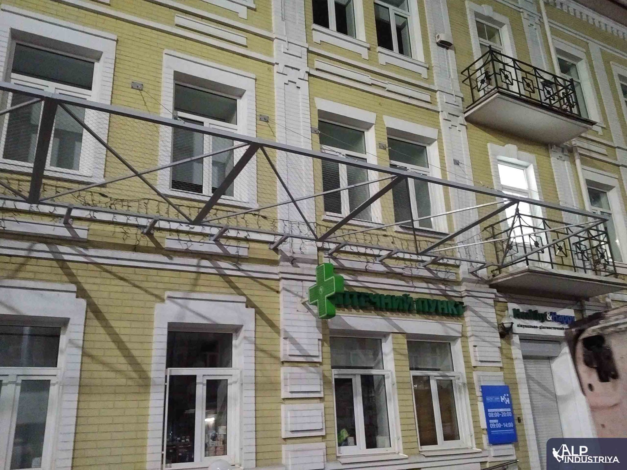 Установка защитных решеток на фасаде здания в Киеве-10
