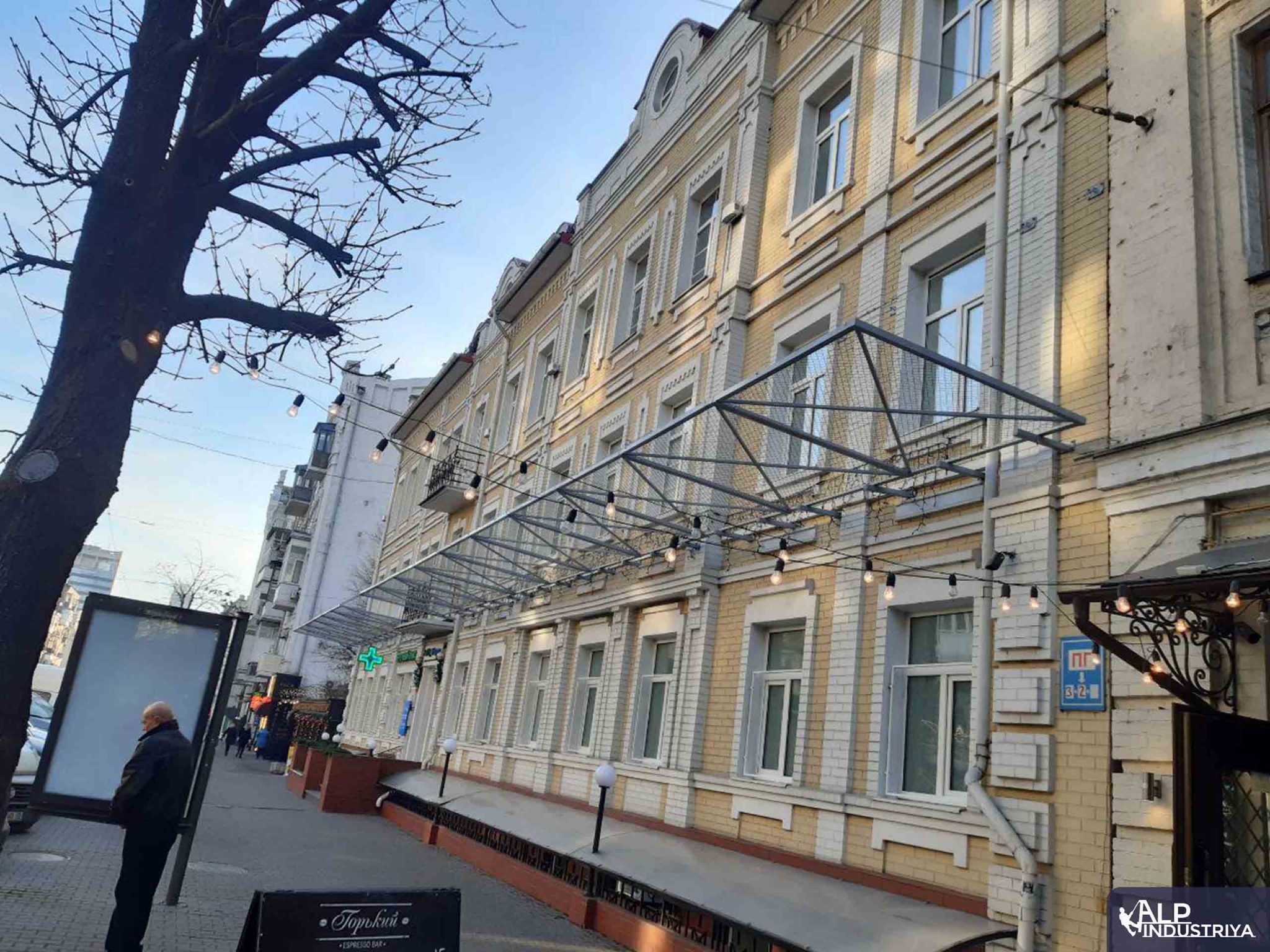 Установка защитных решеток на фасаде здания в Киеве-2