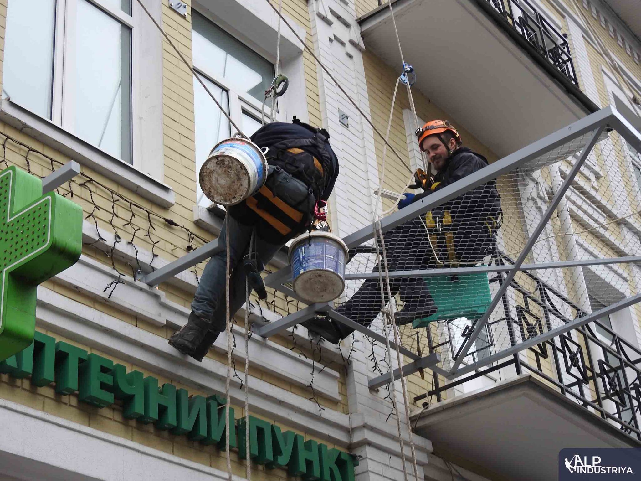 Установка защитных решеток на фасаде здания в Киеве-5