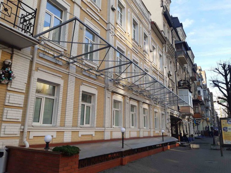 Установка защитных решеток на фасаде здания в Киеве.