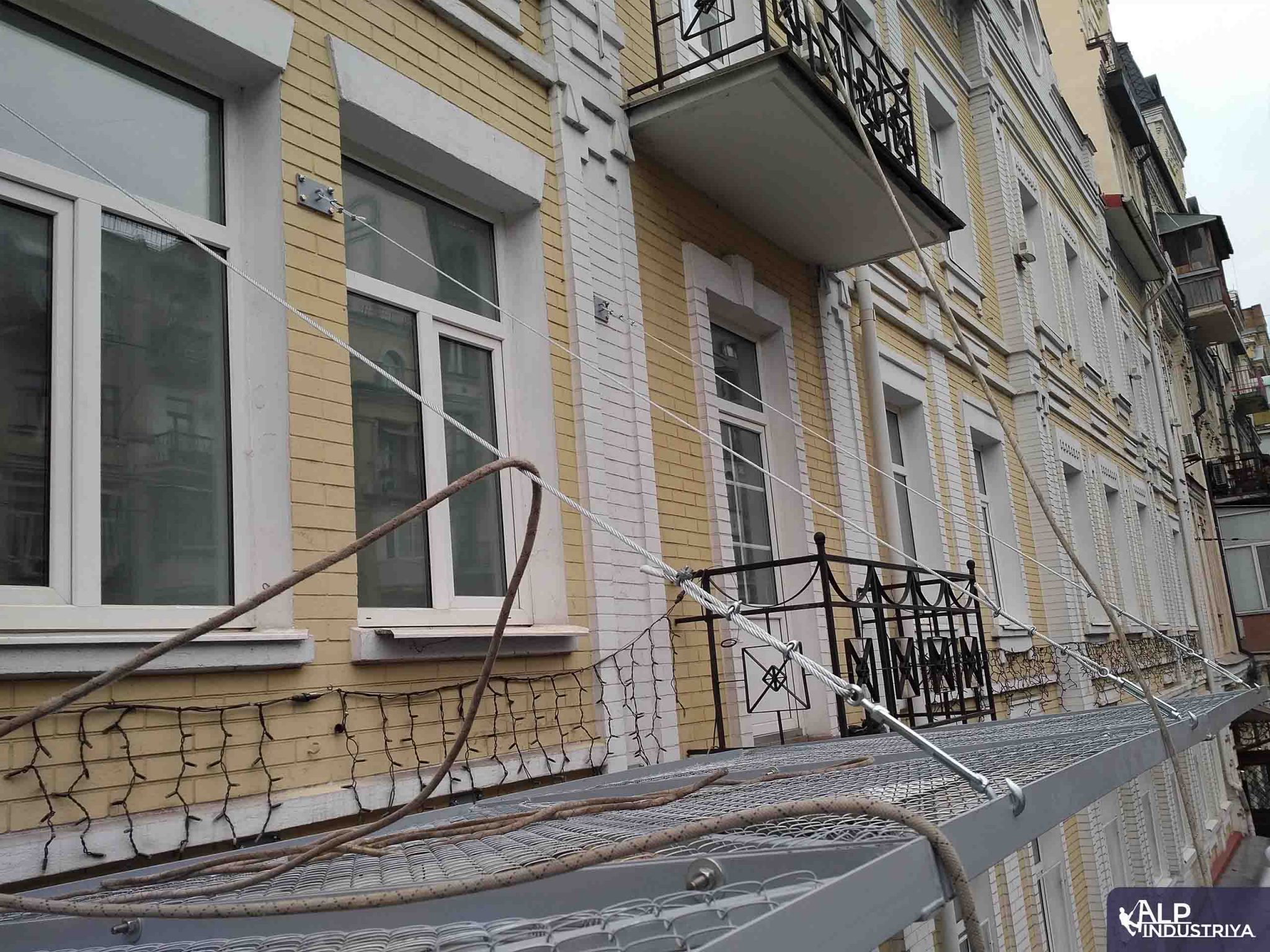 Установка защитных решеток на фасаде здания в Киеве-8